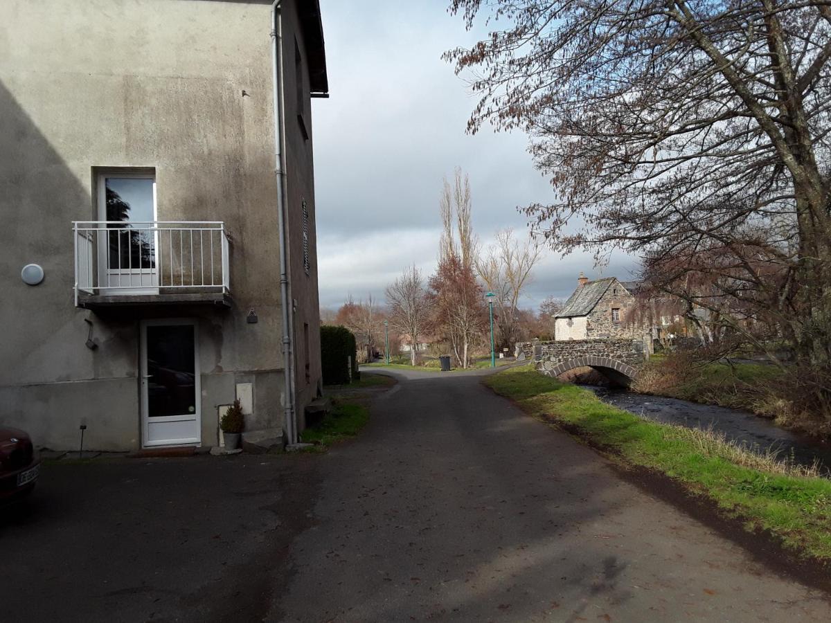 Apartamento Le Petit Nid Saint-Bonnet-pres-Orcival Exterior foto